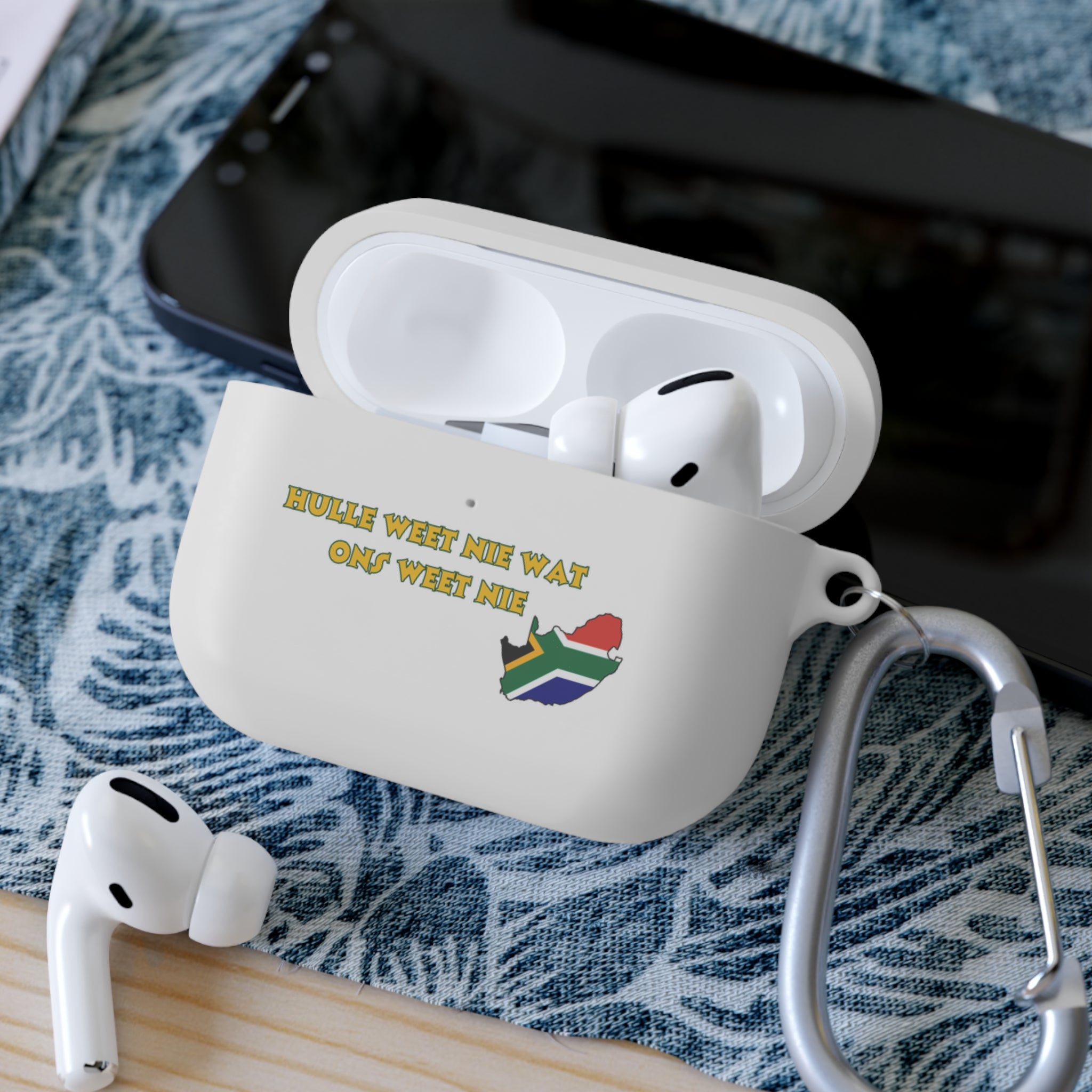 🎧💛 “Hulle Weet Nie Waat One Veet Nie” AirPods Case – Proudly Saffa, Properly Protected
